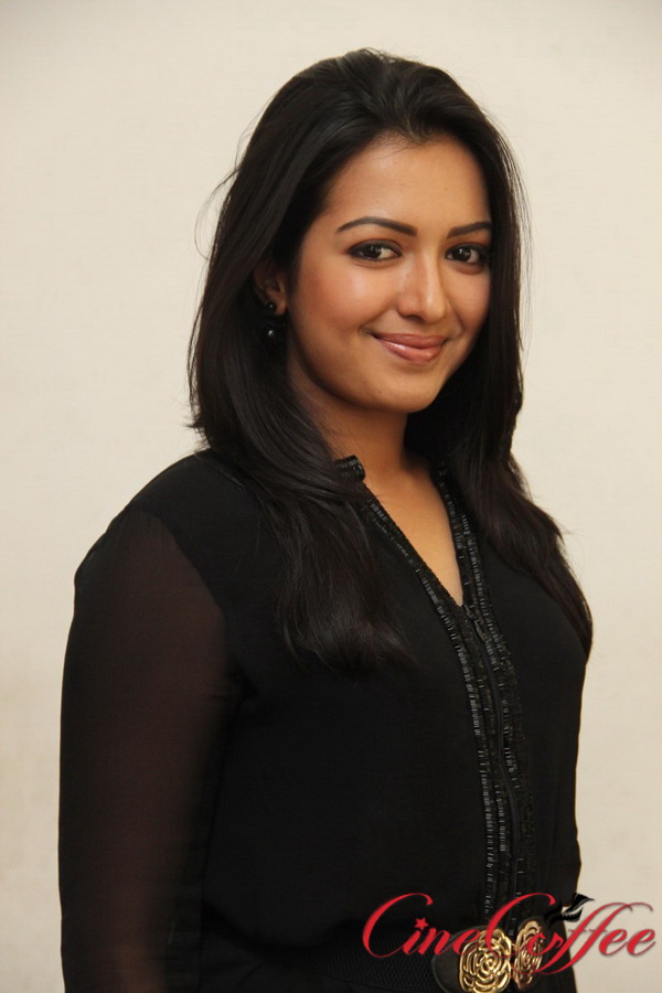 catherine tresa latest stills (5)