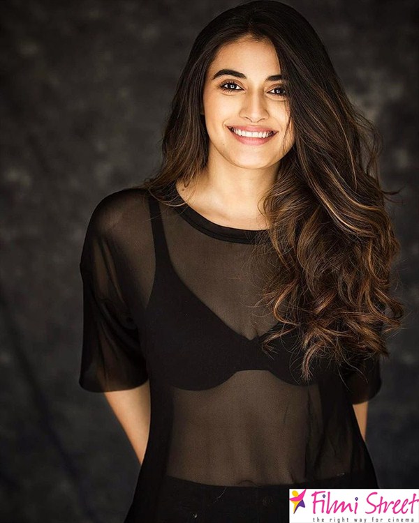 Divyansha Kaushik images, new photos, latest stills on instagram
