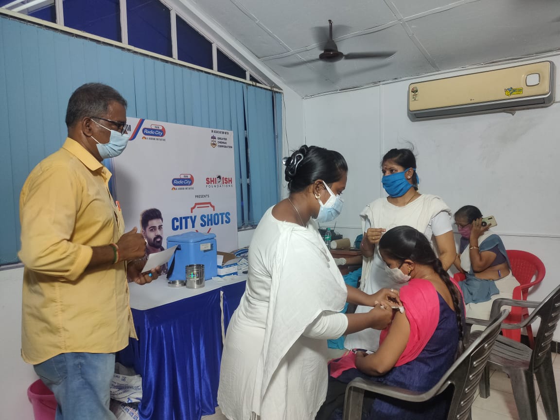 தடுப்பூசி போட்டு விழிப்புணர்வு செய்தவர்கள் மத்தியில் இலவச தடுப்பூசி முகாம் நடத்தி இலவசங்கள் வழங்கிய சிரிஷ்