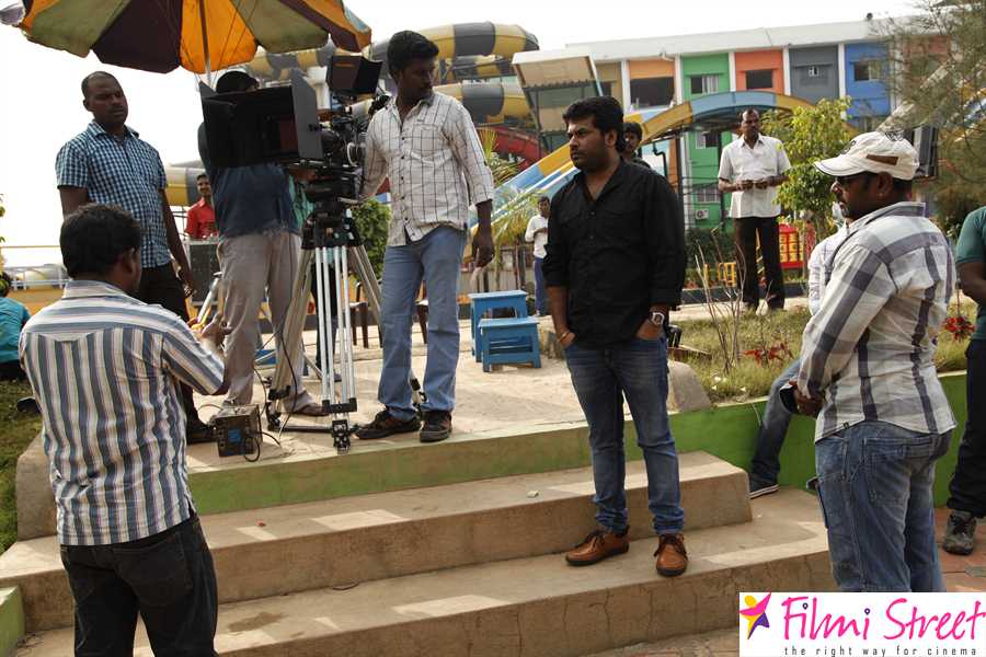 Vizhithiru movie stills 