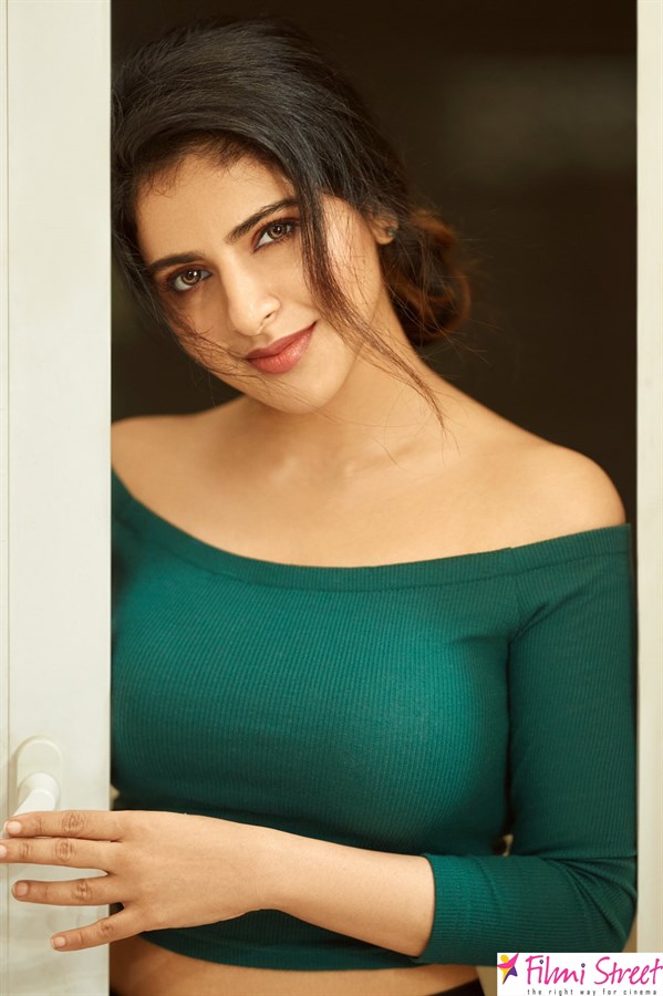 Aishwarya Menon images, new photos, latest stills on instagram